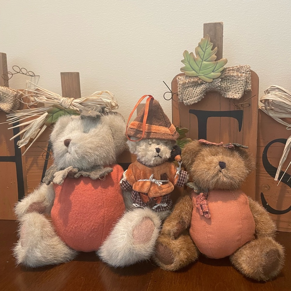 Pumpkin Boyd’s Bears with FREE Scarecrow bear.